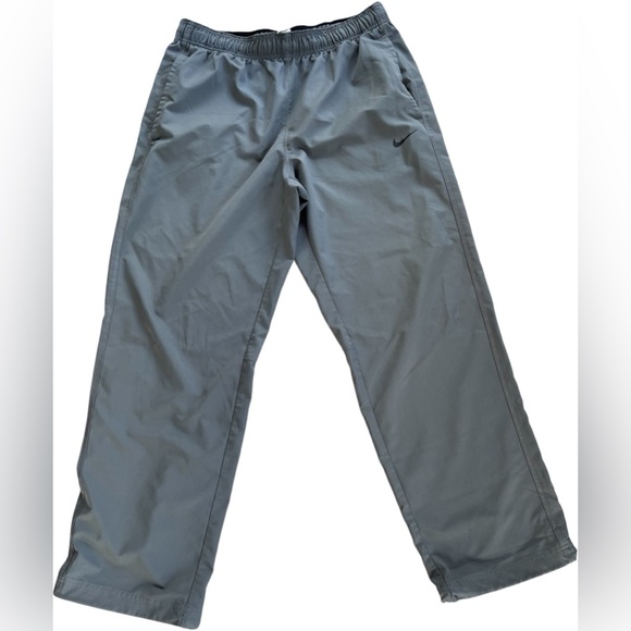 Nike Men’s Medium Straight Leg Gray Pants Athletic Training Casual - Picture 1 of 6